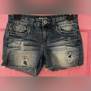Mudd Jean short with 2 inch slit on leg, super cute size 3!